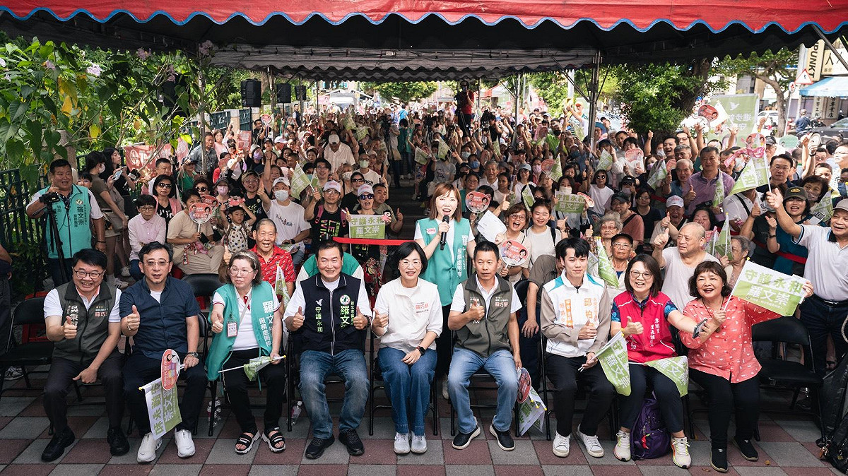 新北市長候選人、立法委員蘇巧慧今（17）日與新北市議員候選人羅文崇成立永和聯合競選總部，與現場數百位鄉親熱情互動。 圖：蘇巧慧競總提供