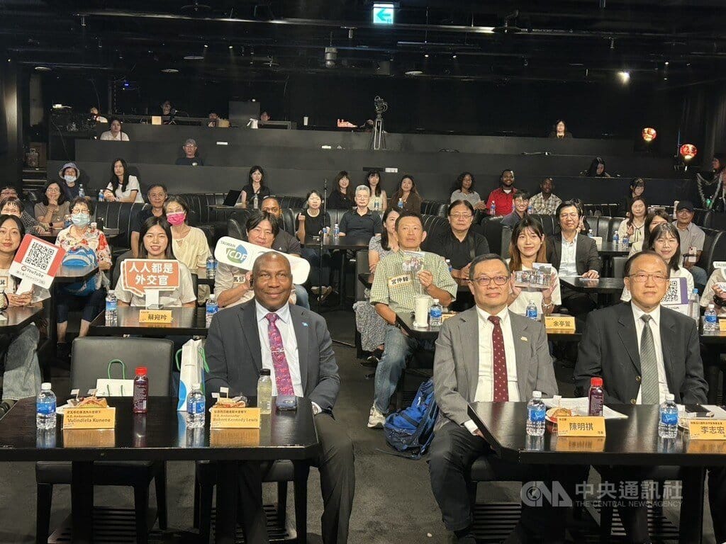 國合會30週年校園大使成果發表17日在台北舉行，外交部次長陳明祺（前右2）、國合會副秘書長李志宏（前右1），以及聖露西亞駐台大使路易斯（Robert Kennedy Lewis）（前左1）出席。 圖：中央社