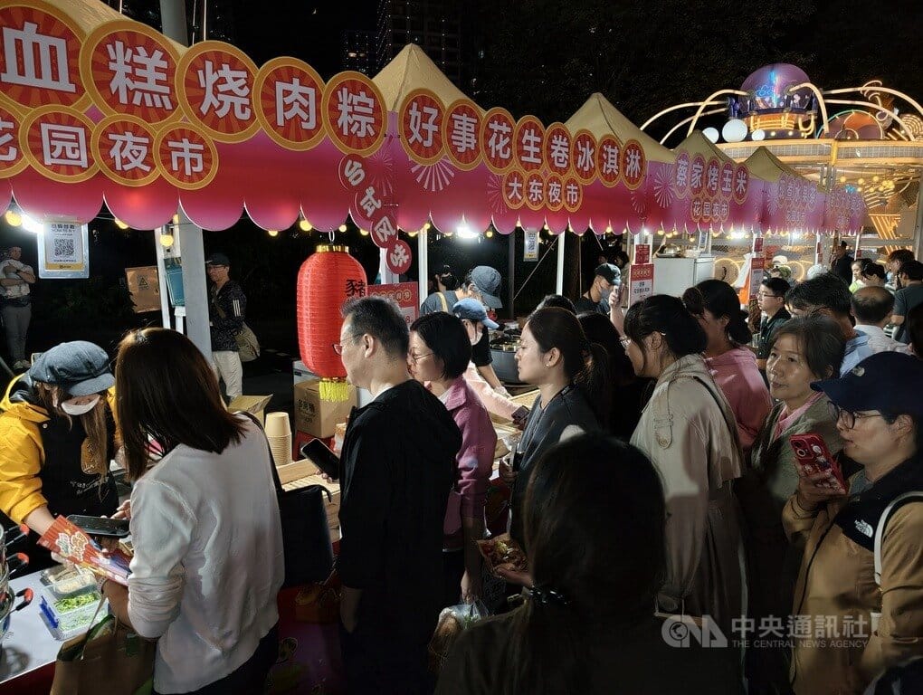 第5屆蘇州台灣美食節16日晚上揭幕，由於品質提升，定價更親民，加上嘗試新的行銷宣傳策略，開展首日白天的客流量已是上一屆的5倍。 圖：中央社