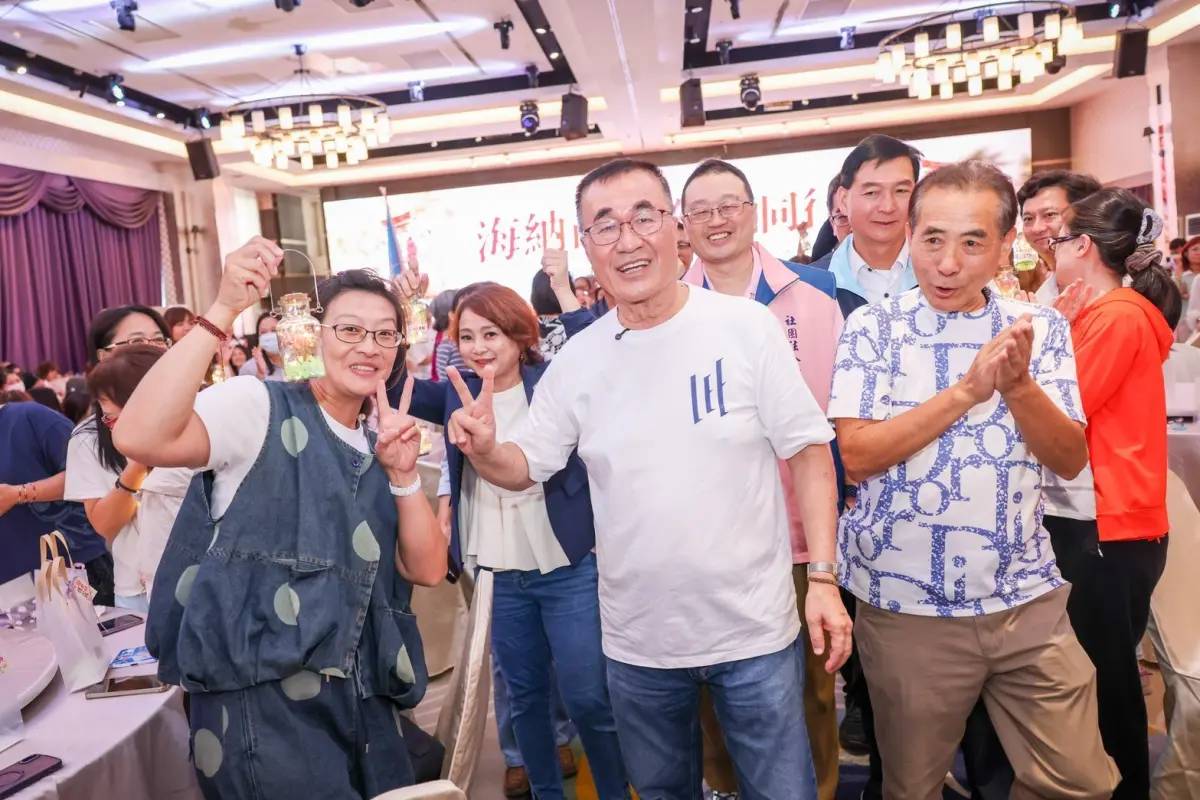 李四川幼托後援會長蘇傳臣（右一）驚爆，蔣萬安4年沒去過園長會議，引發爭議，急發聲明澄清。 圖：李四川競選辦公室提供