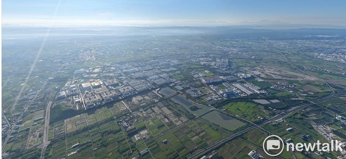 台積電宣布在臺南增建一座3奈米廠，預計2028年上半年量產。對此，臺南市政府經發局表示，市府與台積電保持通暢聯絡，將依市長黃偉哲的指示，協助產業發展所需，取得、用水、供電、公共設施，並加速各項建廠行政程序。 圖：台南市政府提供