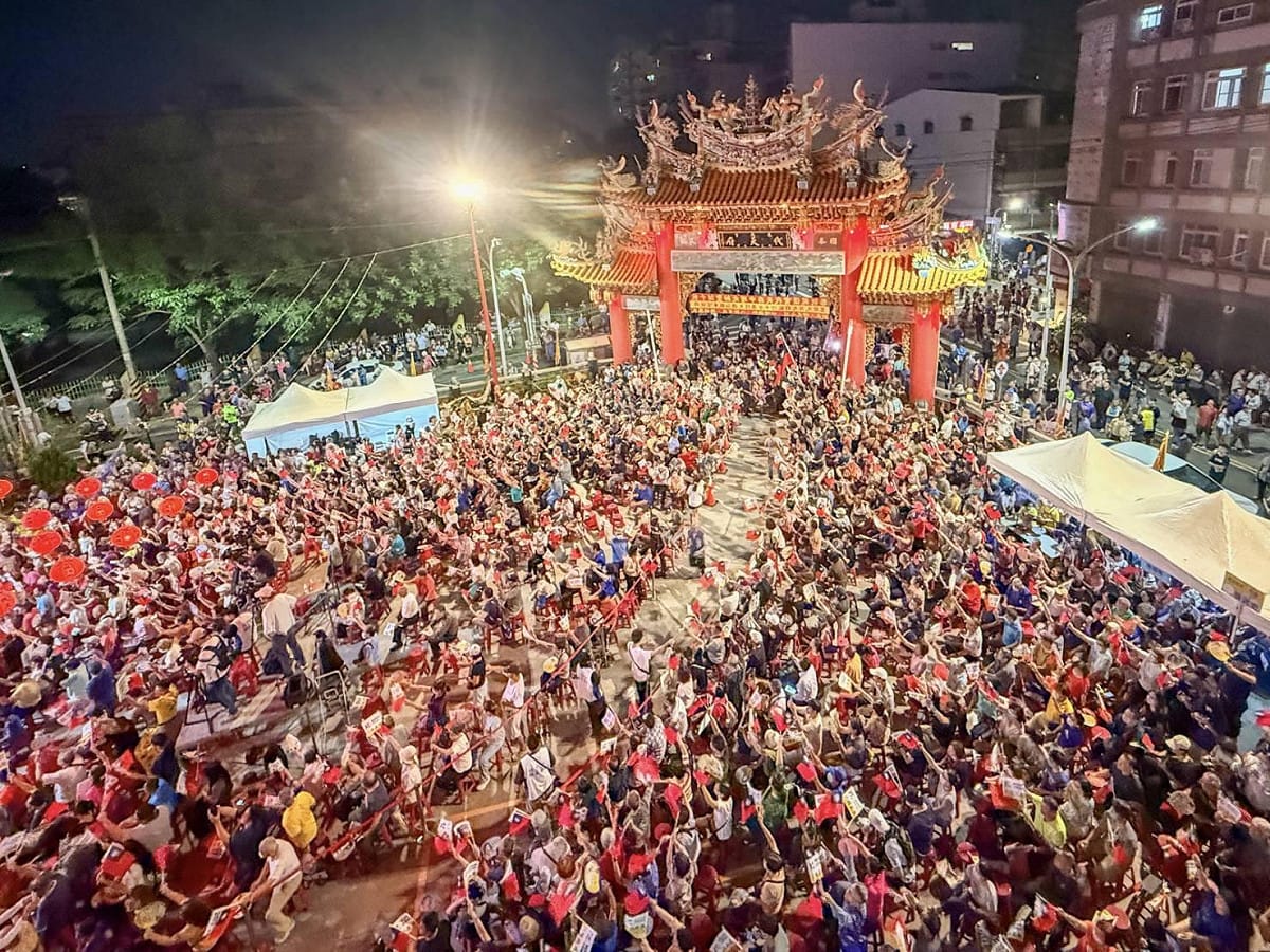 現場近5千位民眾擠爆小港鳳儀宮代天府，場面熱鬧非凡。 圖：柯志恩競總／ 提供