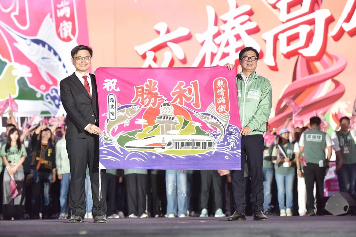 陳其邁(右)致贈在地職人製作的「大漁旗」給賴瑞隆。 圖：賴瑞隆競總／提供