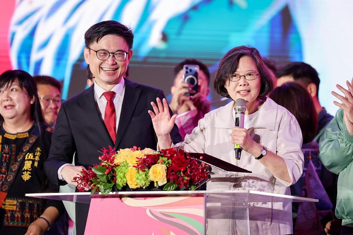 蔡英文(前右)以「雙賴雙贏」號召市民支持賴瑞隆(前左)與賴清德中央政府合作無間。 圖：賴瑞隆競總／提供