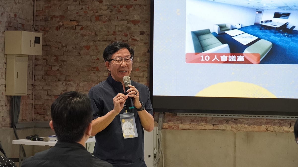 鄭力忠說明「點亮計畫」如何整合青創服務，協助企業對接員工活動、團隊培訓及永續採購需求。 圖：高雄市青年局／提供