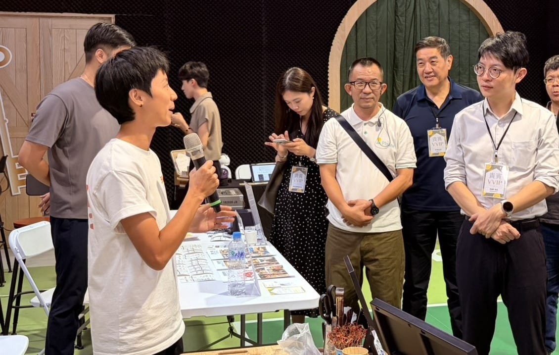 林楷軒(右一)逐一走訪各展示攤位，聽取「微倫米」創業理念並熱絡互動。 圖：高雄市青年局／提供