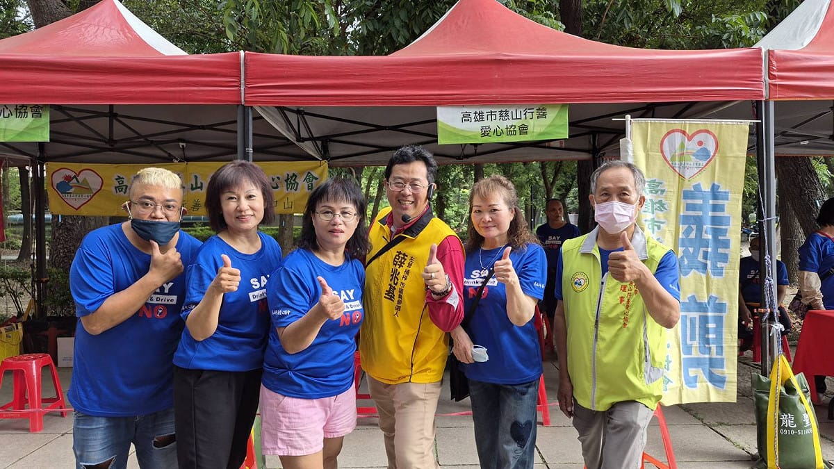 薛兆基(右三)提出的「N＋1」理念，主張打破既有政治選項的限制，讓人民多一種選擇。 圖：薛兆基競辦／提供
