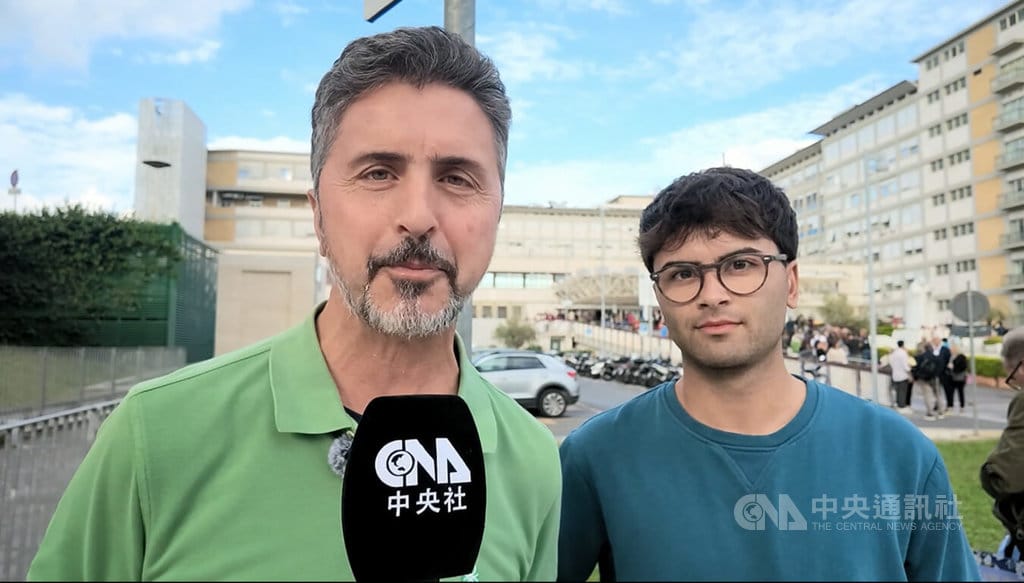 教宗良十四世經歷肺腺癌手術後出院，許多民眾湧入羅馬傑梅利醫院見證此一歷史時刻。一對義大利父子朱塞培（Giuseppe，左）與帕斯瓜雷（Pasquale，右）接受訪問時強調心情十分喜樂。  圖/中央社