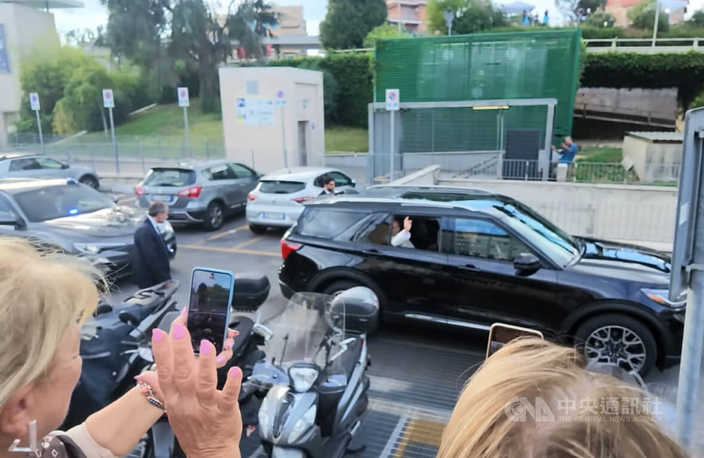 教宗良十四世今天離開傑梅利醫院，沿途搖下車窗向民眾揮手致意。  圖/中央社