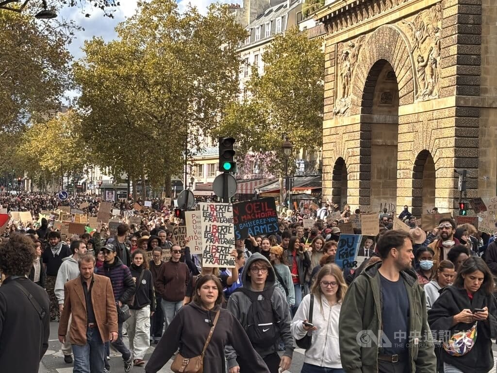 法國群眾17日再次示威，各動員組織聲稱全國約80萬人參與；內政部則估算全國約55萬人上街，其中巴黎有11萬人。  圖/中央社