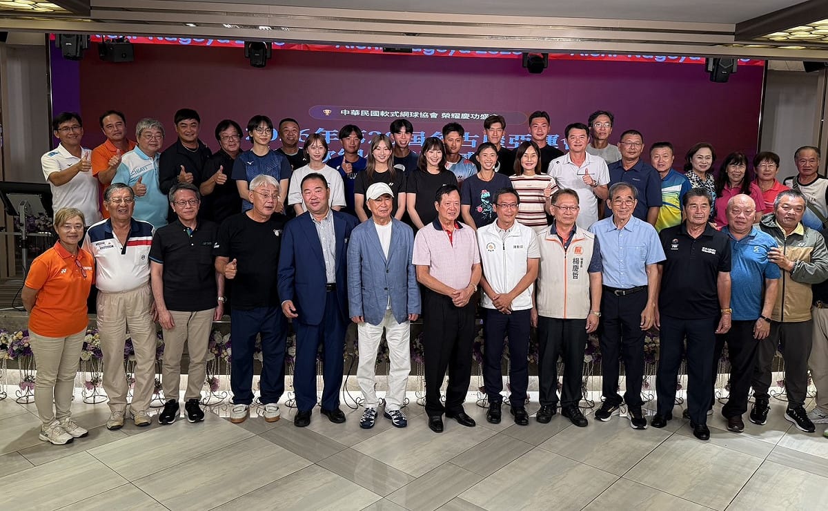 亞運軟網代表隊選手與軟網協會理監事合影。 圖：中華民國軟式網球協會／ 提供