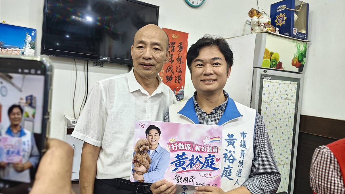 黃裕庭(右)在小港廟口開講後，前往杏仁哥開設的餐館向韓國瑜(左)請益。 圖：黃裕庭競總／提供