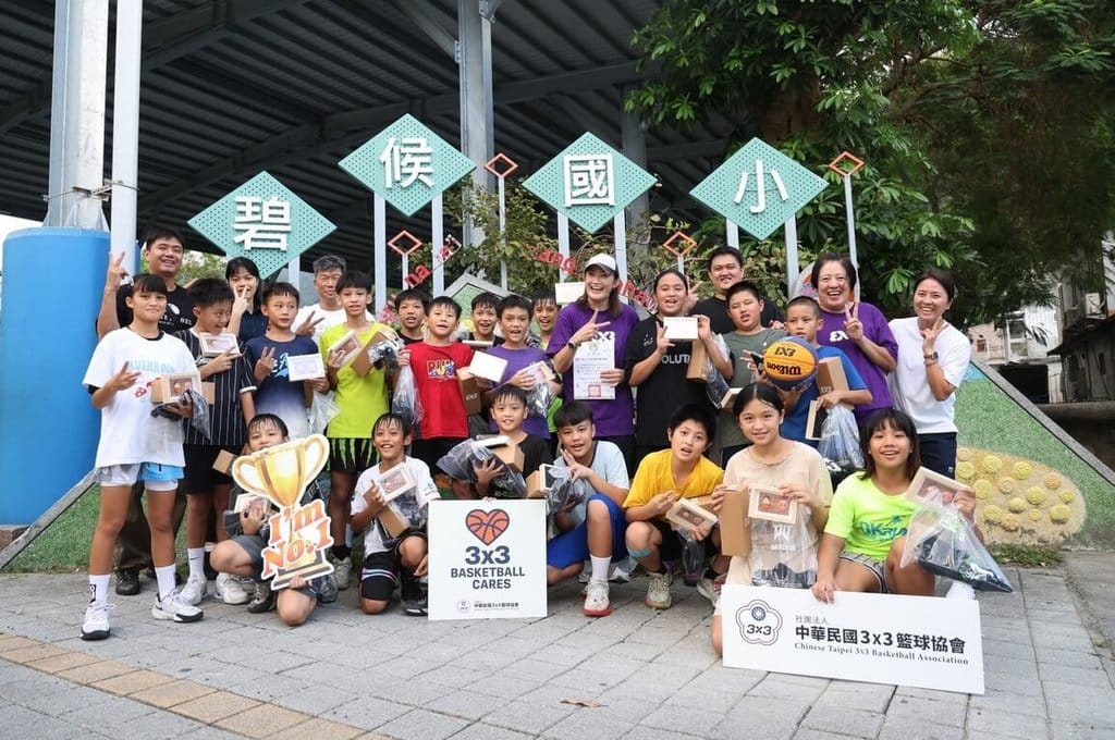 「T3X Cares籃夢扎根籃球體驗營」17日到宜蘭南澳鄉碧候國小，並由台灣籃壇傳奇錢薇娟（後中戴帽者）親自下場擔任教練，錢薇娟表示，希望透過籃球與孩子建立連結，鼓勵他們勇於嘗試、相信自己。（中華民國3x3籃球協會提供）中央社記者黎建忠傳真　115年10月18日