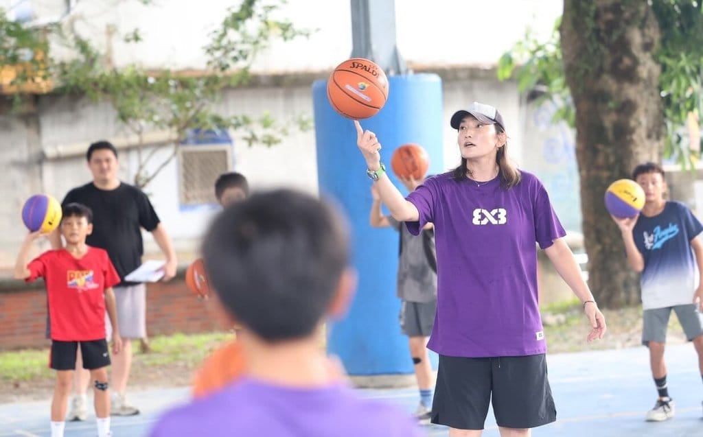 「T3X Cares籃夢扎根籃球體驗營」17日到宜蘭南澳鄉碧候國小，由台灣籃壇傳奇錢薇娟（右）親自下場擔任教練，並大秀球技，讓小朋友們看得驚呼聲連連。（中華民國3x3籃球協會提供）中央社記者黎建忠傳真　115年10月18日