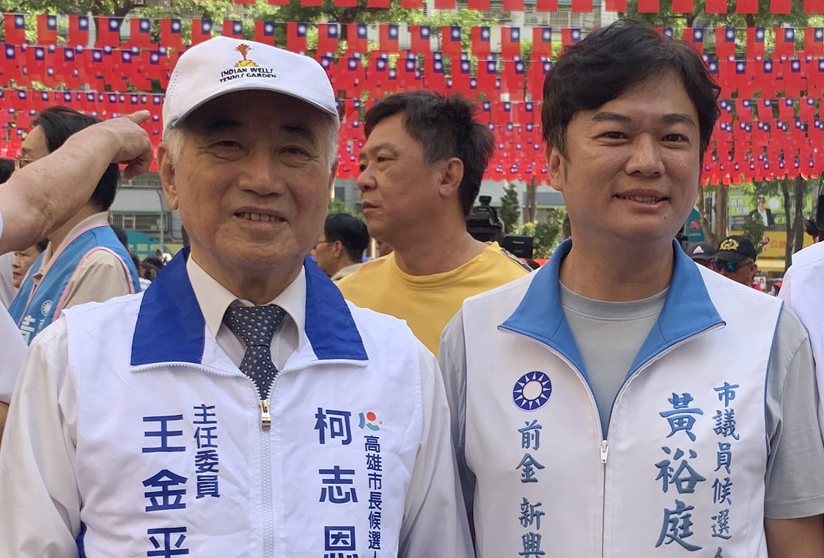 黃裕庭(右)出席果貿社區國慶升旗典禮時，也向政壇大老王金平(左)請益。 圖：孫家銘／拍攝