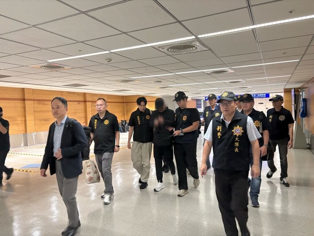 高雄市楠梓區日前發生命案，涉案林姓車行老闆及劉姓員工涉嫌潛逃韓國，2人遭刑事局與韓國警方逮捕並押解回台，17日在桃園機場遭拘提。（高雄市政府警察局刑事警察大隊提供）中央社記者張已亷傳真　115年10月18日