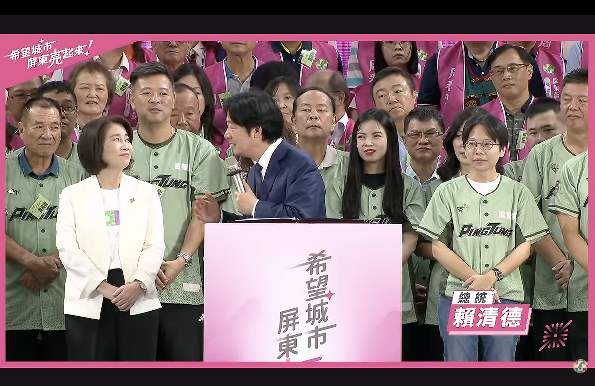 總統賴清德轉頭問周春米縣長，明年65歲以上長者不用健保費，那這樣就妥當了。 圖：翻拍自民進黨直播