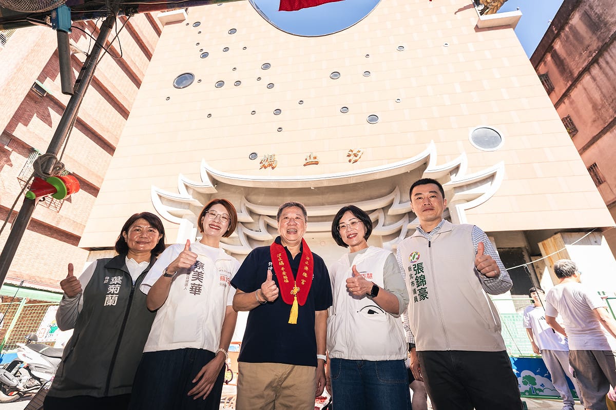 新北市長候選人、立法委員蘇巧慧今（18）日一早前往汐止濟德宮參與媽祖成道日三獻大典。 圖：蘇巧慧競總提供
