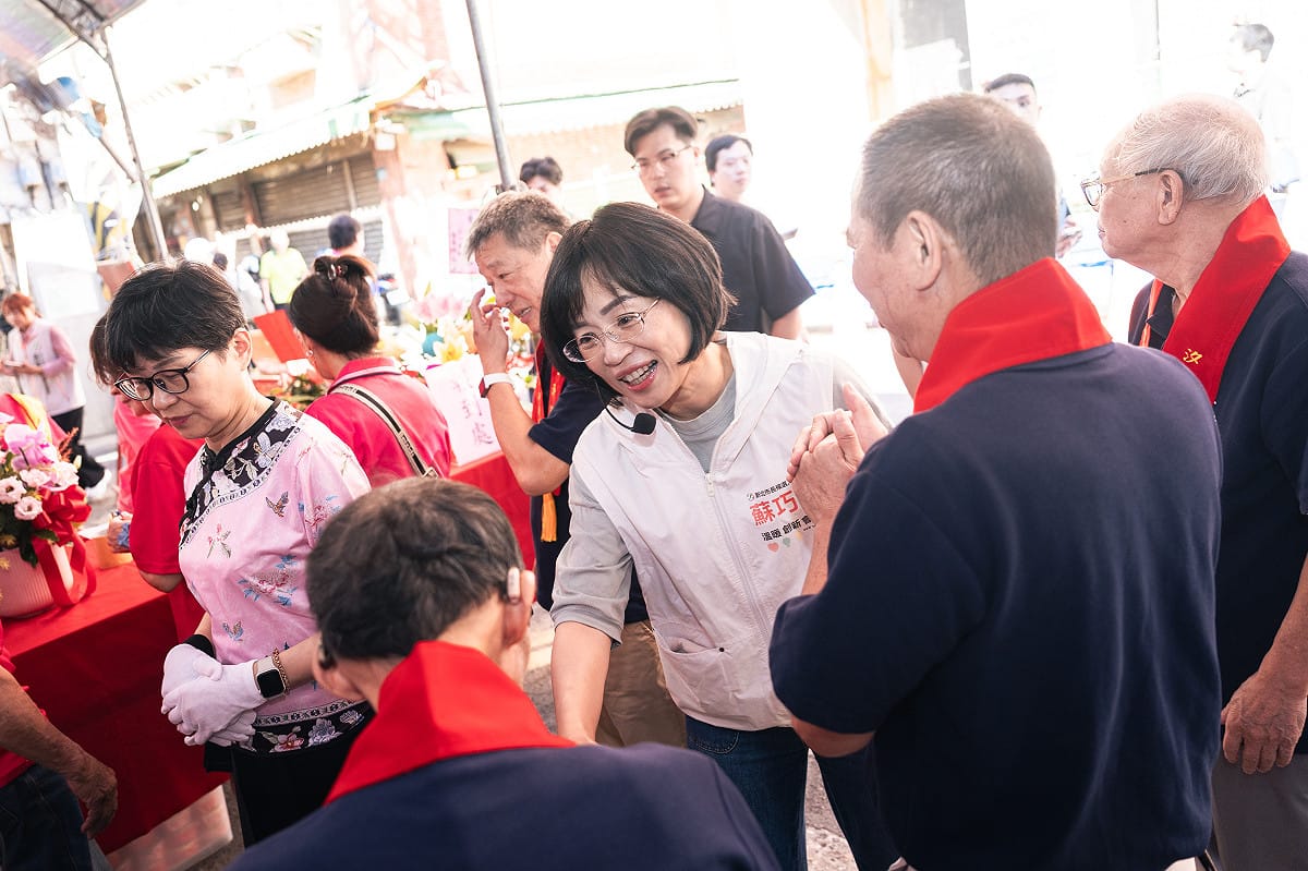 蘇巧慧展現超高親和力，在每個場合都相當熱烈。 圖：蘇巧慧競總提供