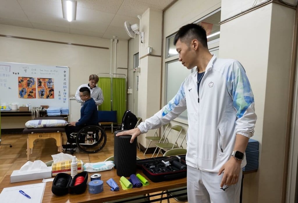 愛知名古屋亞洲帕拉運動會即將開幕，運動部長李洋（右）18日視察位於御園小學校的中繼站，希望團隊持續完善賽事期間的服務。（運動部提供）中央社記者黎建忠傳真　115年10月18日
