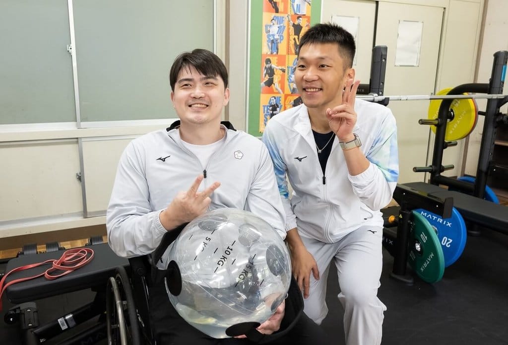 愛知名古屋亞洲帕拉運動會將開幕，運動部長李洋（右）視察位於御園小學校的中繼站，關心選手需求及備戰狀況，並與羽球選手董曉威（左）合影。（運動部提供）中央社記者黎建忠傳真　115年10月18日
