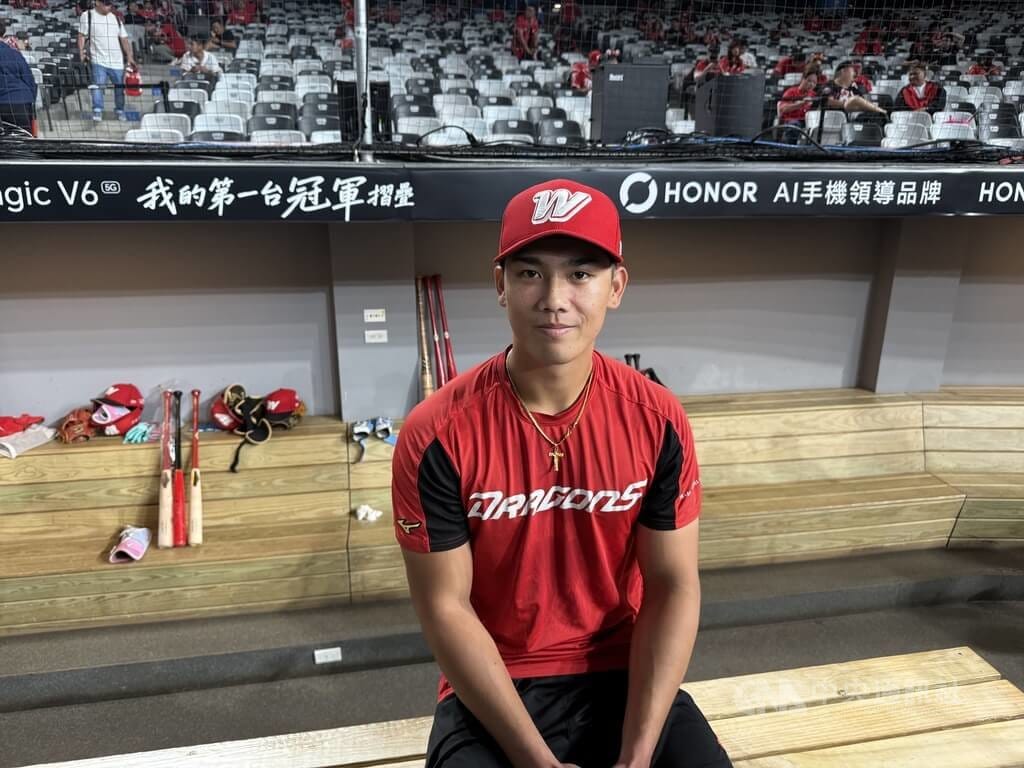 中職味全龍隊18日將20歲野手曾聖安（圖）排入台灣大賽第2戰先發打序，他笑說，賽前練習站上場都在發抖，感覺腳軟、沒什麼力量，從來沒有這麼緊張過。中央社記者謝靜雯攝　115年10月18日