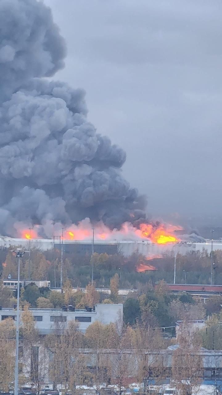 聖彼得堡遭到烏克蘭無人機群夜襲，造成至少 1 人死亡、5 人受傷。 圖：翻攝自@BabakTaghvaee1
