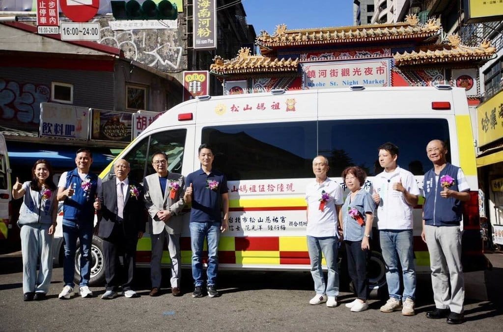 台北市消防局18日表示，松山慈祐宮將民間善意轉化為守護市民生命安全的力量，捐贈4輛救災救護車輛，充實第一線勤務量能，市長蔣萬安（左5）出席接受捐贈並頒贈感謝狀。（台北市消防局提供）中央社記者黃麗芸傳真　115年10月18日