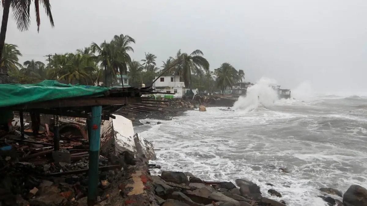 二級颶風「特魯迪」持續向墨西哥西岸推進並增強，沿海地區已出現長浪。 圖：翻攝自 Ｘ @sopitas
