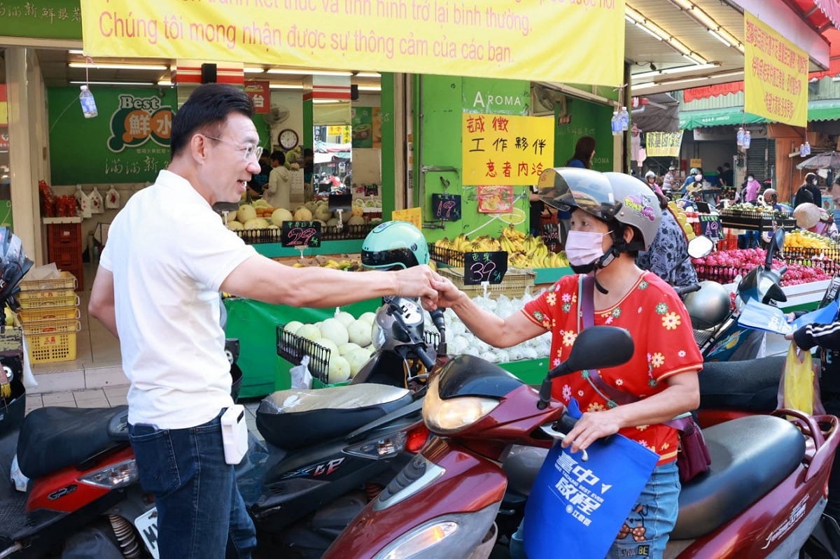 台中市長候選人江啟臣合體在地民代前進大里與太平市場掃街拜票。 圖：江啟臣競辦/提供