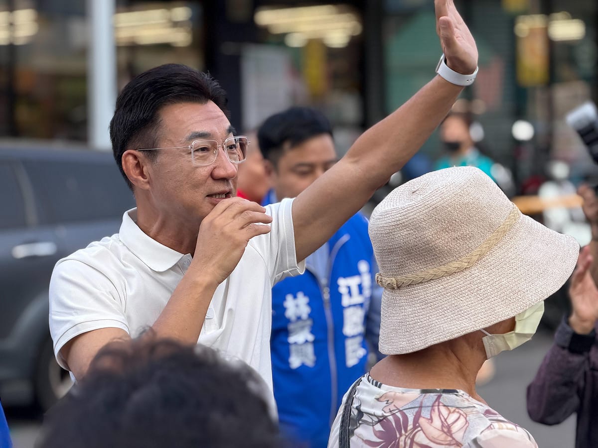 江啟臣一踏進大里塗城市場與太平公有零售市場，立刻受到攤商與採買民眾的熱烈歡迎。 圖：江啟臣競辦/提供