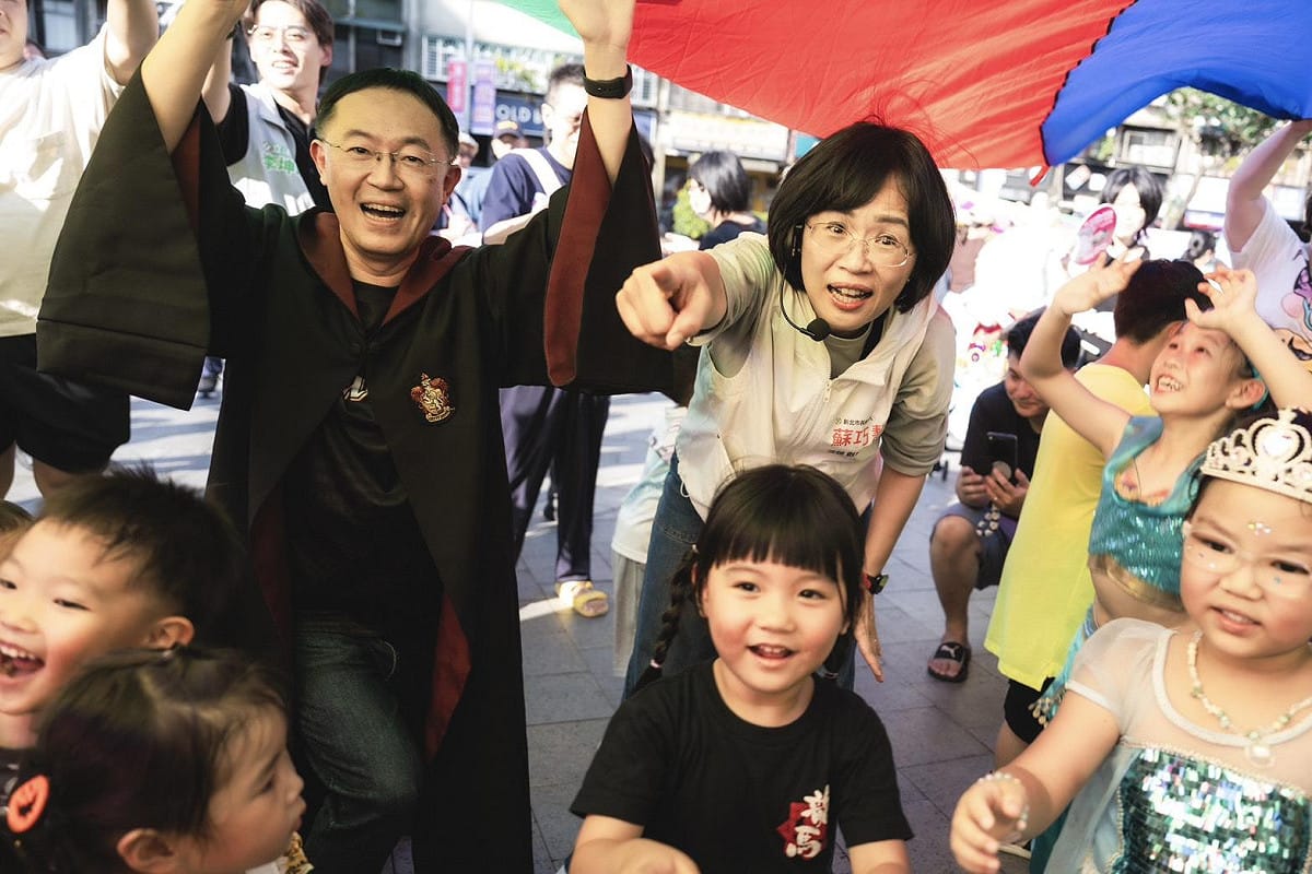 李坤城今（18）日攜手新北市親子文教成長協會，舉辦萬聖節親子活動，「水獺媽媽」蘇巧慧也到現場與親子家庭同樂。 圖：蘇巧慧競總提供