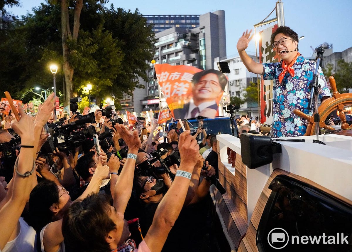 沈伯洋搭乘掃街車沿路向支持者揮手，為第二場「台北大洋流」車掃揭開序幕。 圖：張良一/攝