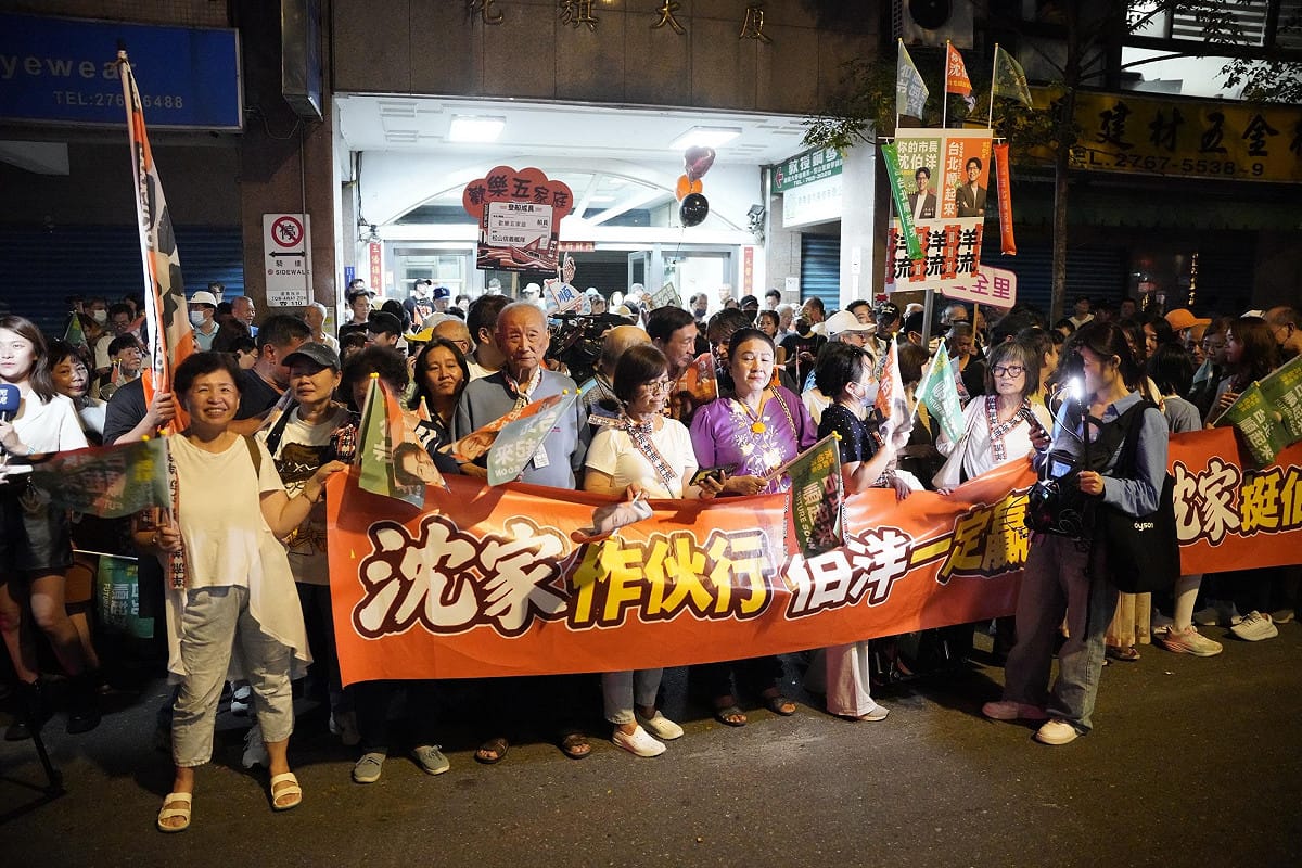 沈伯洋家人也到路邊為掃街車隊加油，展現對他的支持。 圖：張良一/攝