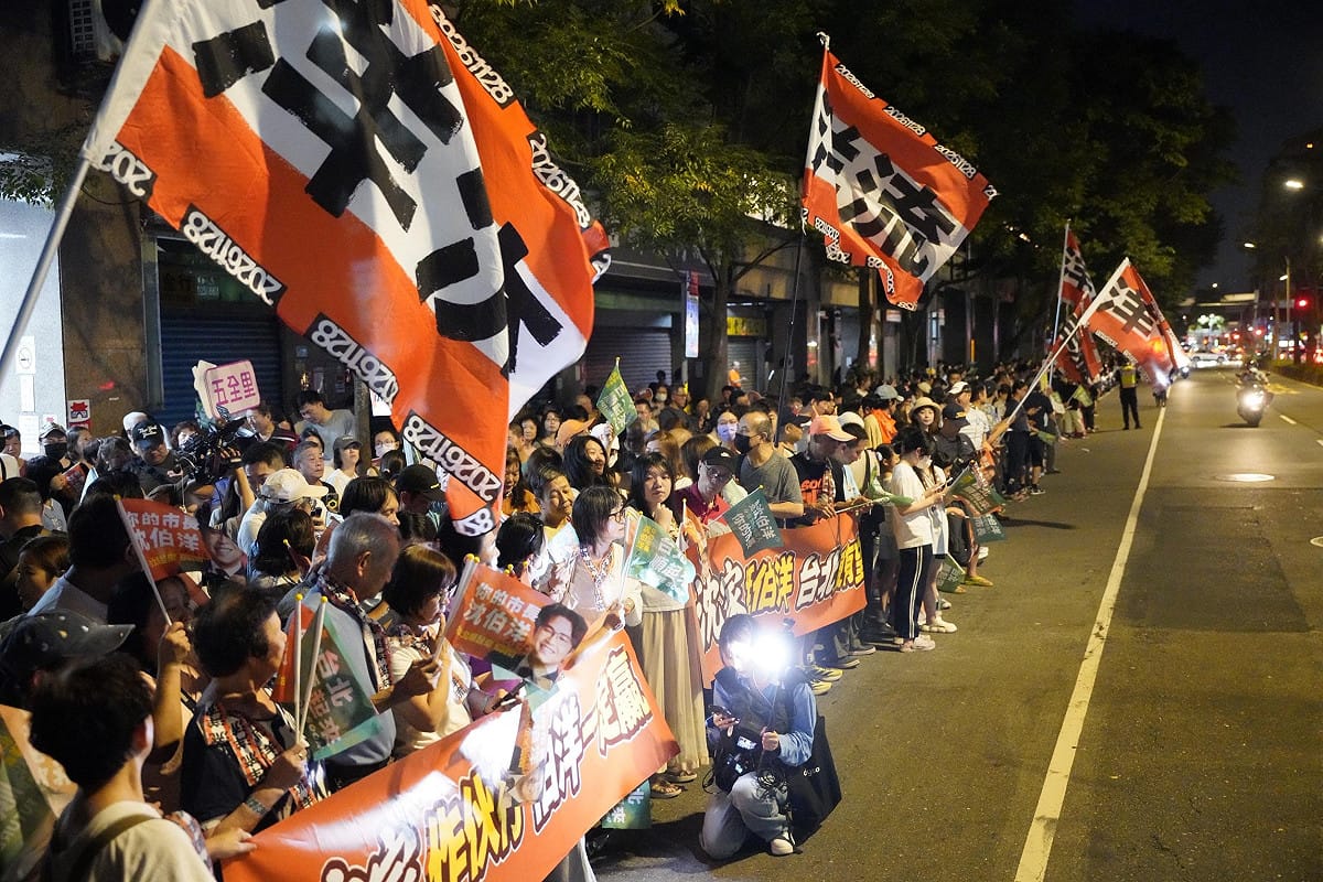 沈伯洋車隊行經路段，沿街聚集大批支持民眾，夾道為車隊加油。 圖：張良一/攝