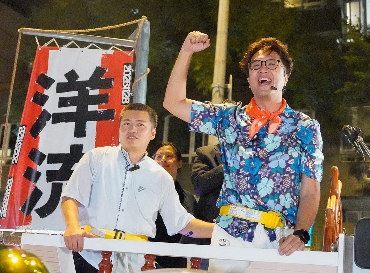 沈伯洋站在車上振臂高呼，向現場支持者展現參選氣勢。 圖：張良一/攝
