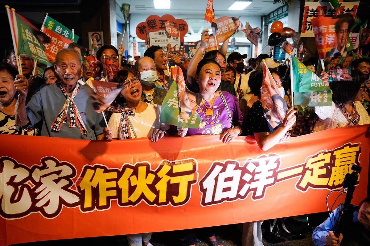 沈伯洋向路旁的家人揮手致意，親友與支持者共同為車隊加油。 圖：張良一/攝