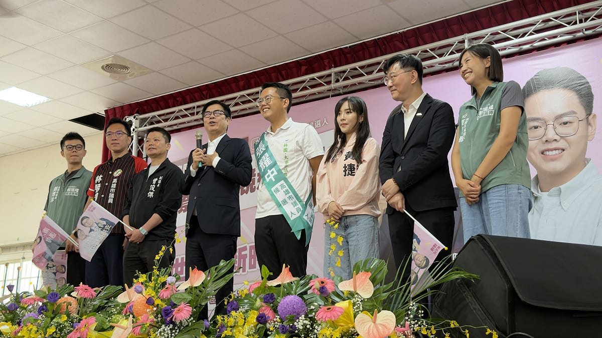 張耀中(右四)成立競選總部，陳其邁(左四)到場站台力挺。 圖：張耀中競總／提供