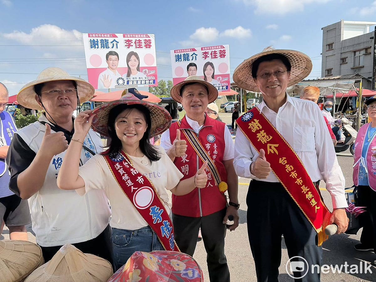 臺南市長候選人謝龍介一早前往善化牛墟，向採買民眾與攤商問好，市議員候選人李佳蓉、廖俊道、吳東明及民眾黨臺南市黨部主委顏耀星陪同。許多鄉親表達期待翻轉、迎接改變，現場加油打氣聲不斷。 圖：謝龍介競選總部提供