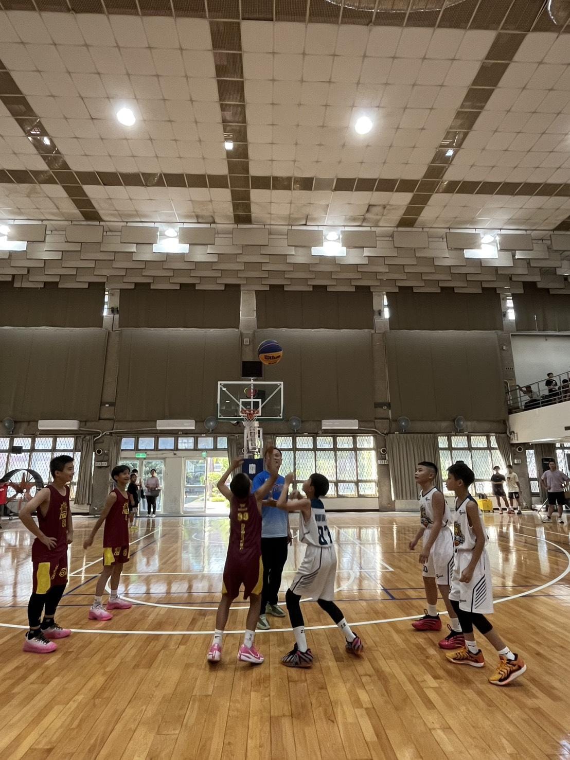 台南市府城籃球協會舉辦「115年臺南市府城議長盃三對三鬥牛賽」，規劃五大競賽組別，總計76支隊伍共襄盛舉前來參加，期盼透過精彩賽事，讓更多市民感受籃球運動的魅力。 圖：台南市府城籃球協會提供