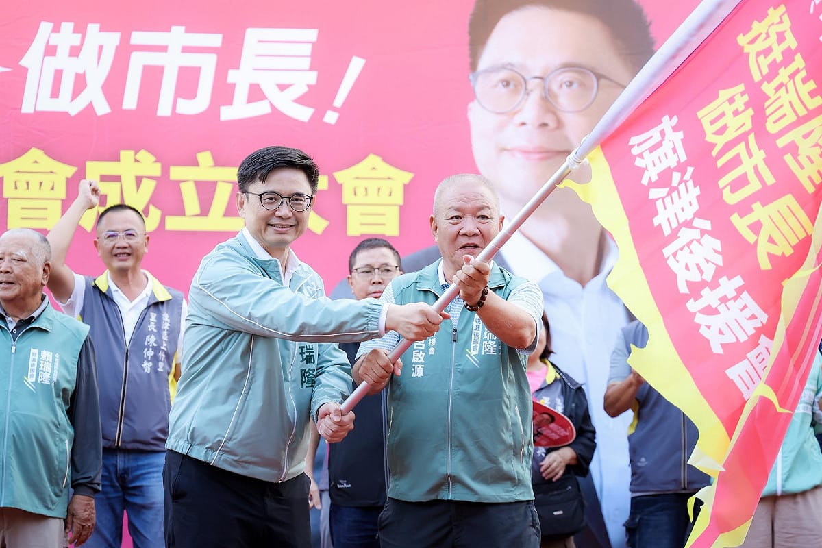 賴瑞隆(前左)在田寮阿蓮後援會成立大會上授戰旗給呂啟源(前右)。 圖：賴瑞隆競總／提供