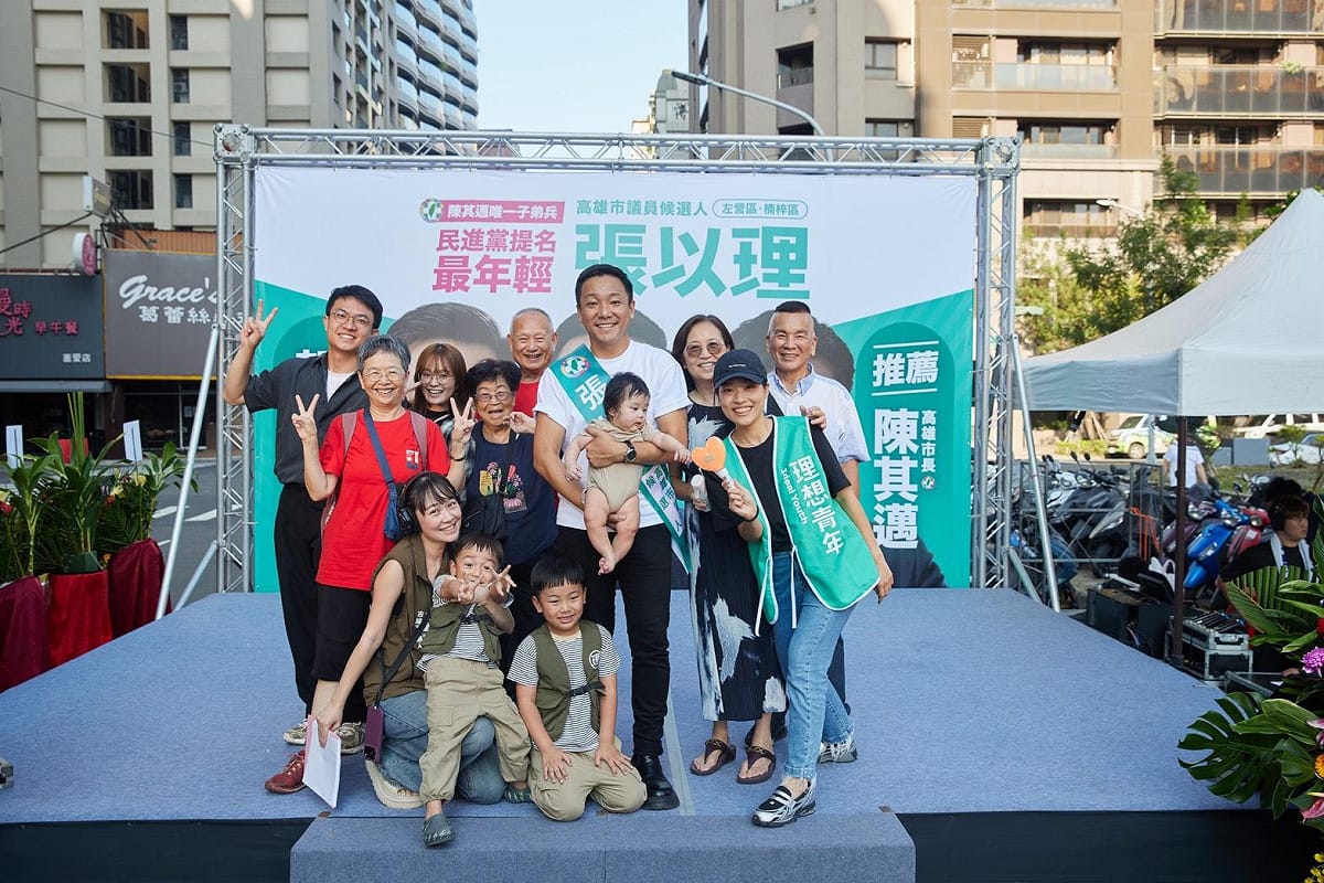 張以理(中)坦言一邊跑選舉、一邊照顧孩子，更讓他深刻體會雙薪家庭兼顧工作與育兒的不容易。 圖：張以理競總／提供