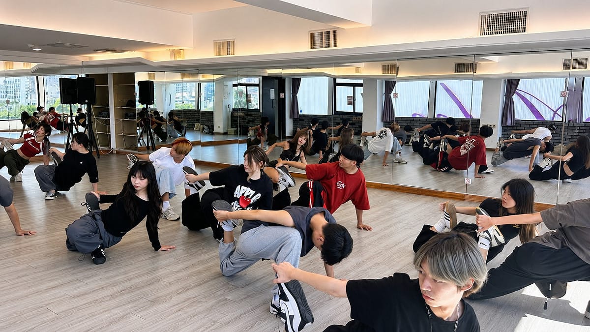「雄校聯社團養成實驗室」設有舞蹈室等多元空間，提供學生社團練習、排演及籌辦活動使用。 圖：高雄市青年局／提供