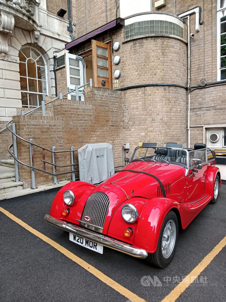英國與歐盟在是否對中國電動車加徵關稅有歧見，英國汽車業者擔憂政府對中加稅將引來中方報復，影響英國汽車對中出口，但英國汽車對中出口額已呈下滑趨勢。圖為倫敦街頭英國Morgan敞篷跑車。中央社記者陳韻聿倫敦攝　115年10月18日 圖：中央社提供