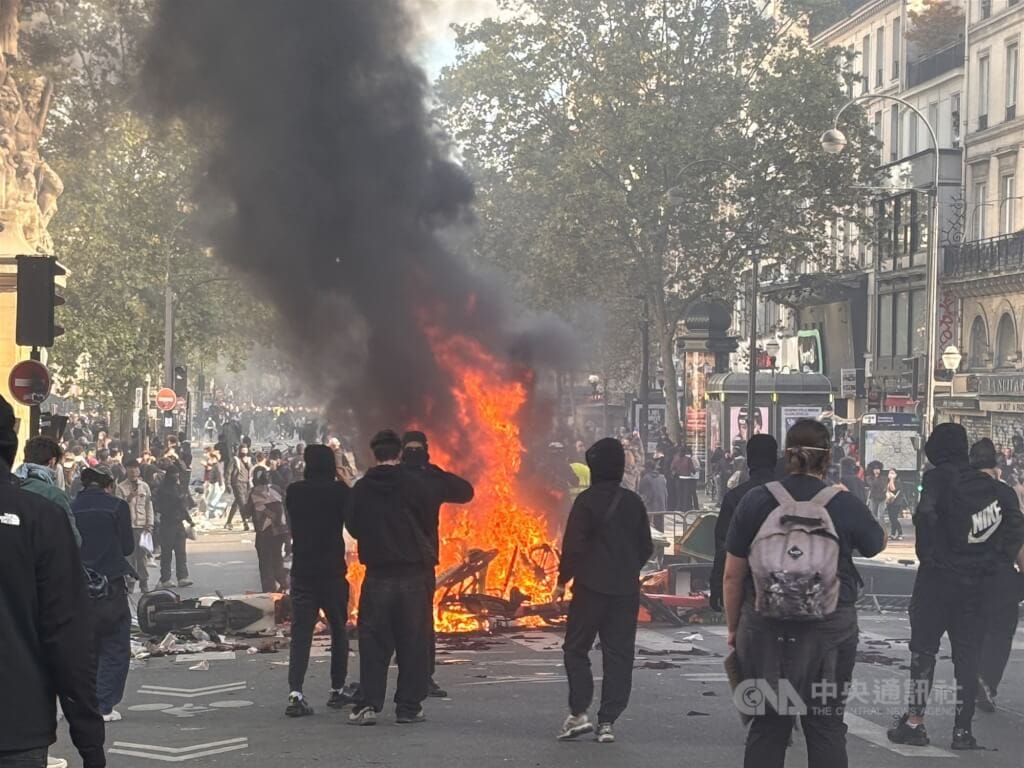法國各地群眾17日再次上街示威，但巴黎等多座大城市出現縱火等暴力行為。中央社記者曾依璇巴黎攝　115年10月18日 圖：中央社提供