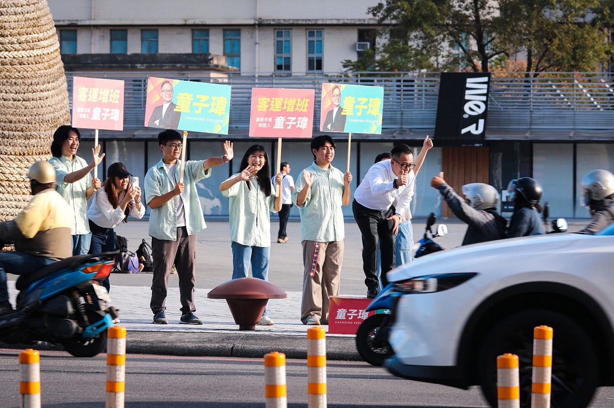 民進黨青年志工團陪童子瑋在國門廣場拜票。 圖：童子瑋競辦/提供