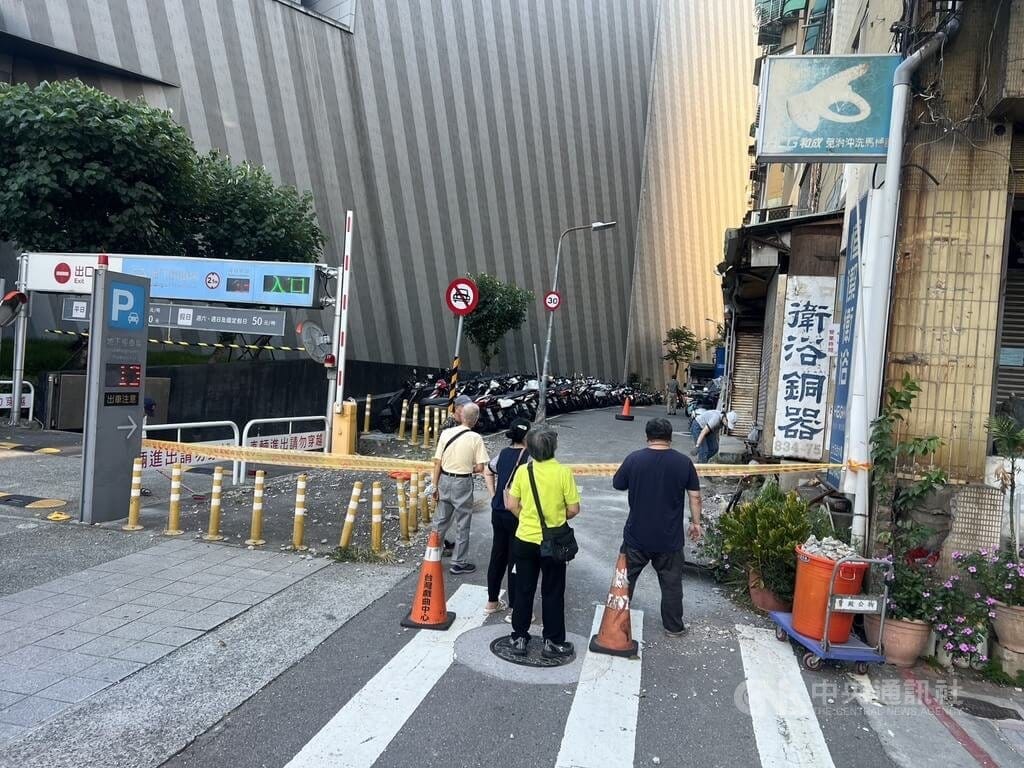台北市士林區某處海砂屋18日發生外牆磁磚剝落且巷內防護網塌陷，台北市建管處19日委派專業建築師到場勘檢評定。（翻攝照片）中央社記者黃麗芸傳真　115年10月19日