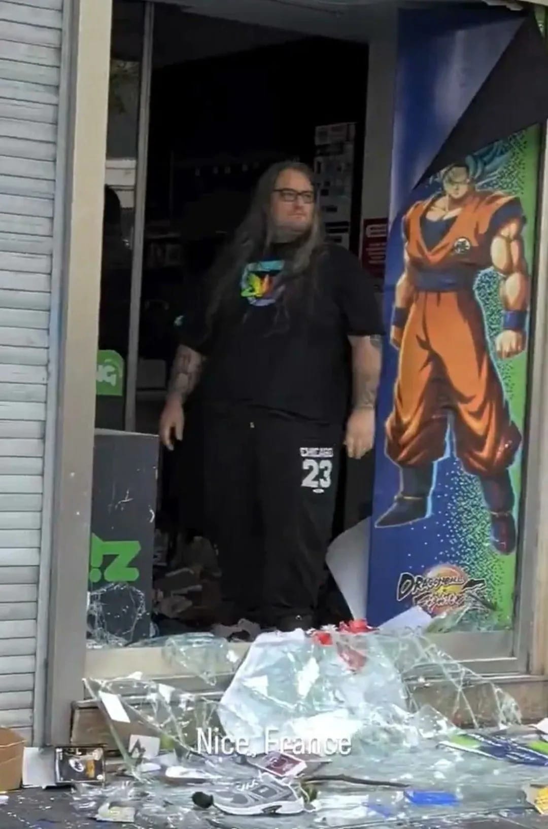 電玩店老闆不滿店面被破壞，走出店外嗆暴徒，展現一夫當關的氣勢。 圖：翻攝X（前推特）