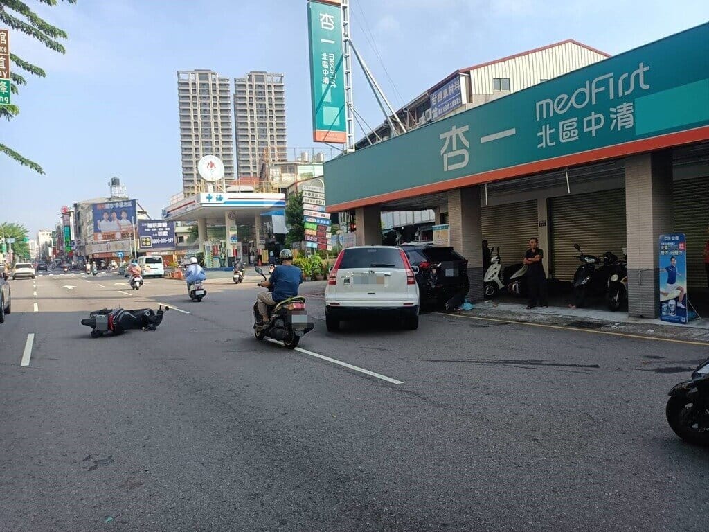 台中市警察局第二分局19日指出，北區中清路一段19日發生交通事故，肇事駕駛棄車逃逸，警方已蒐證並積極追查以釐清事故發生經過及相關責任。（民眾提供）中央社記者郝雪卿傳真　115年10月19日