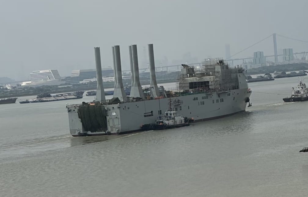 中國廣州珠江水域出現一艘新型輔助艦艇，船體後部設有多根高大圓柱狀升降臂，分析研判為中國第二艘超大型無人水下載具（UUV）支援艦（或稱母艦）。 圖：翻攝「X」@type36512